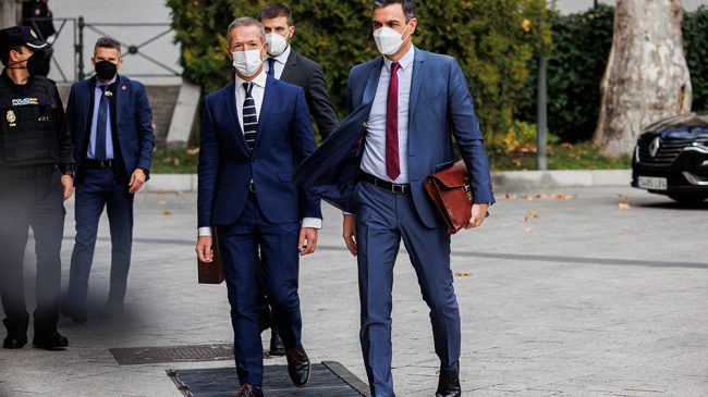 Sánchez se burla de la prensa con una comparecencia 'solo para fieles'