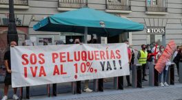 Los peluqueros se rapan frente al Senado para pedir la reducción del IVA