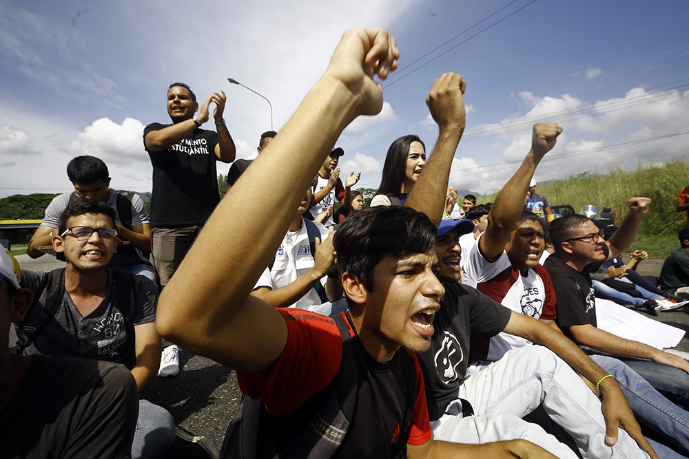 El sueldo de los profesores en Venezuela no llega a diez euros, según una ONG