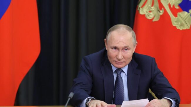 Putin avisa de que Rusia responderá con firmeza ante cualquier paso hostil de Occidente