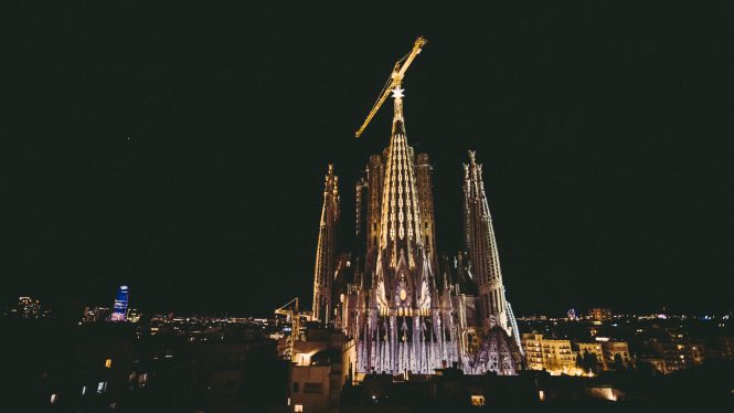 La Sagrada Familia estrena una torre de 138 metros y cambia el perfil de Barcelona