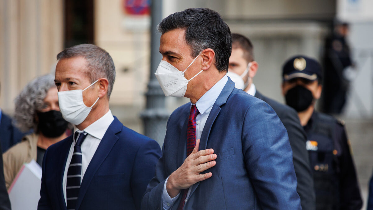 Errejón ataca a Sánchez por la mascarilla en exteriores y Podemos señala a Moncloa
