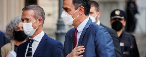 Errejón ataca a Sánchez por la mascarilla en exteriores y Podemos señala a Moncloa