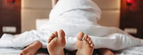 Por qué deberías tener relaciones sexuales con los calcetines puestos