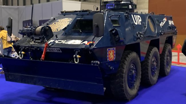 La Policía, a ritmo de 'reggaeton' con la tanqueta de testigo