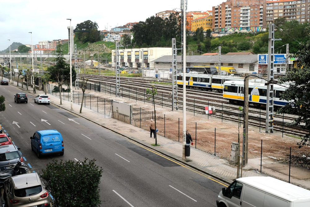 PSOE y Podemos 'cuelan' legislación para agilizar la venta de terrenos de Adif y Renfe