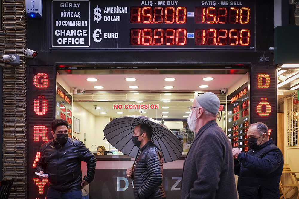 El desplome de la lira fuerza una nueva intervención del Banco Central de Turquía