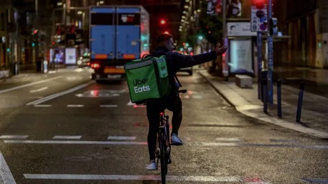 Denuncian en Francia a Uber Eats y Deliveroo por trata de seres humanos