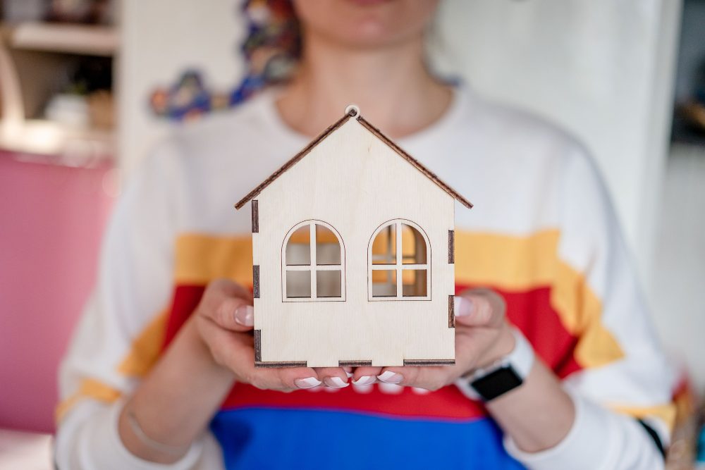 Marroquíes y rumanos copan las compras de vivienda entre los extranjeros residentes en España