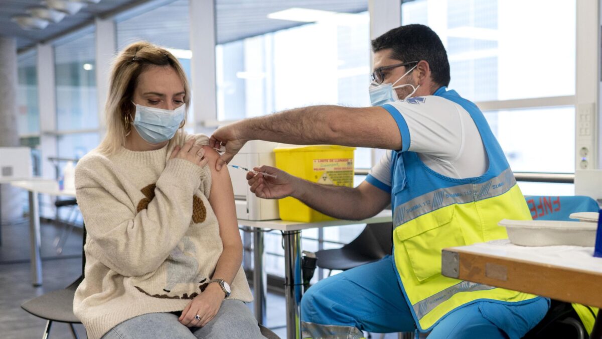 Sanidad aconseja ahora esperar cinco meses para recibir la tercera dosis tras pasar el covid