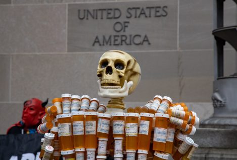 ¿Por qué hay tantas personas adictas a los opioides en EEUU?
