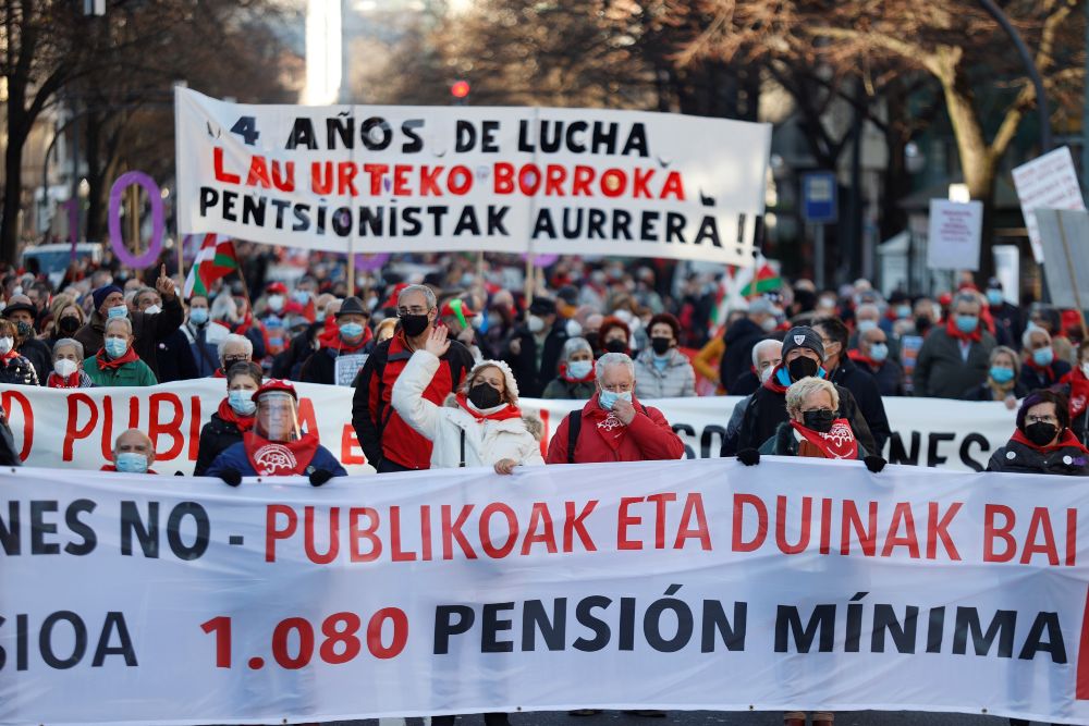 Miles de pensionistas protestan en País Vasco y Navarra contra la reforma del Gobierno