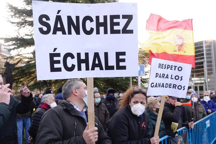 Agricultores y ganaderos reciben con gritos y pitos a Sánchez en Palencia exigiéndole que eche a Garzón
