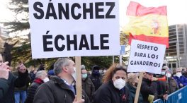 Agricultores y ganaderos reciben con gritos y pitos a Sánchez en Palencia exigiéndole que eche a Garzón