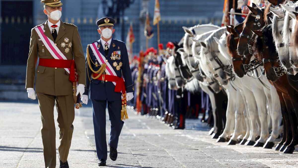 El Rey pide seguir prestando a los militares «la atención que requieren» y Robles dice que su cuidado es una «prioridad»