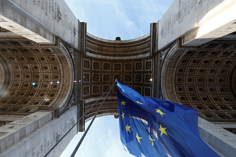 Macron retira la bandera de la UE del Arco del Triunfo tras las críticas de Le Pen