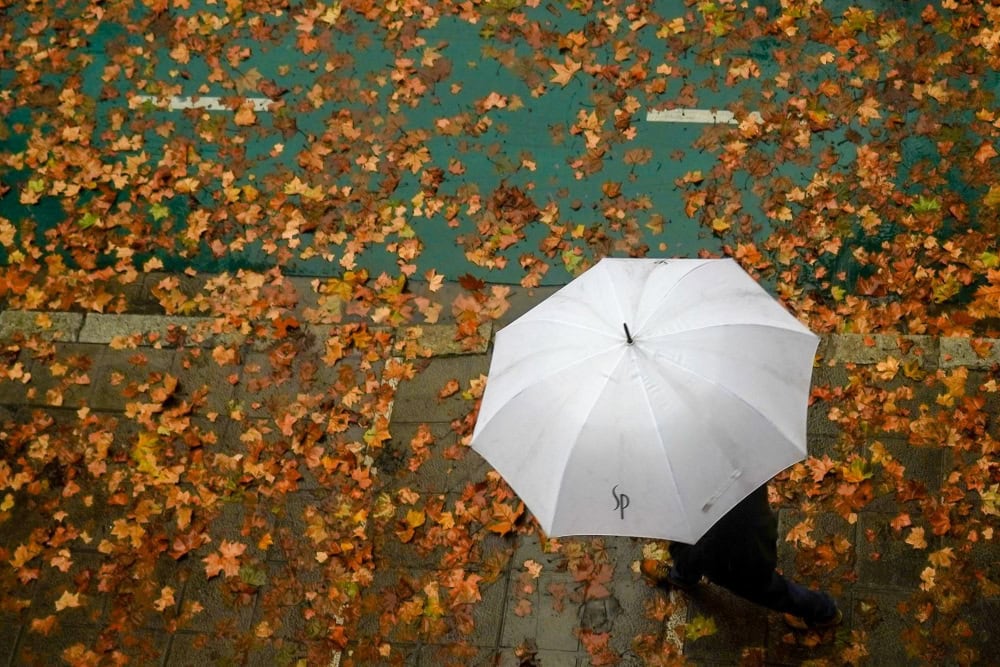 Aviso amarillo por viento, lluvias y olas en media España este lunes