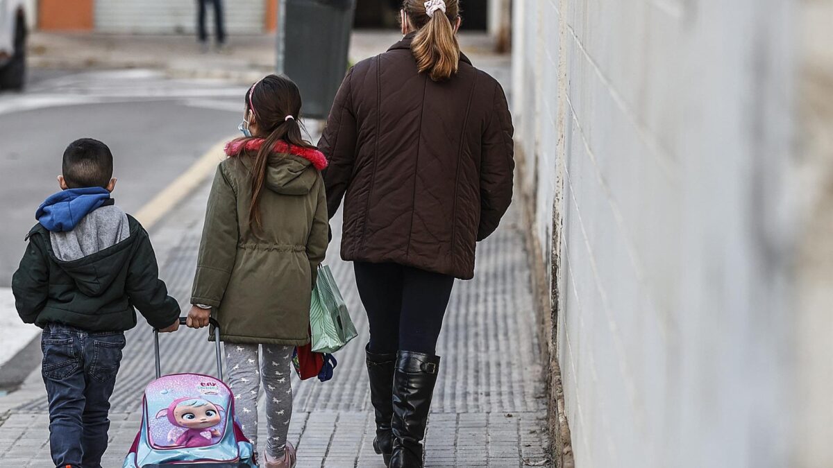 Las familias de los alumnos reclaman un permiso cuando haya aulas confinadas