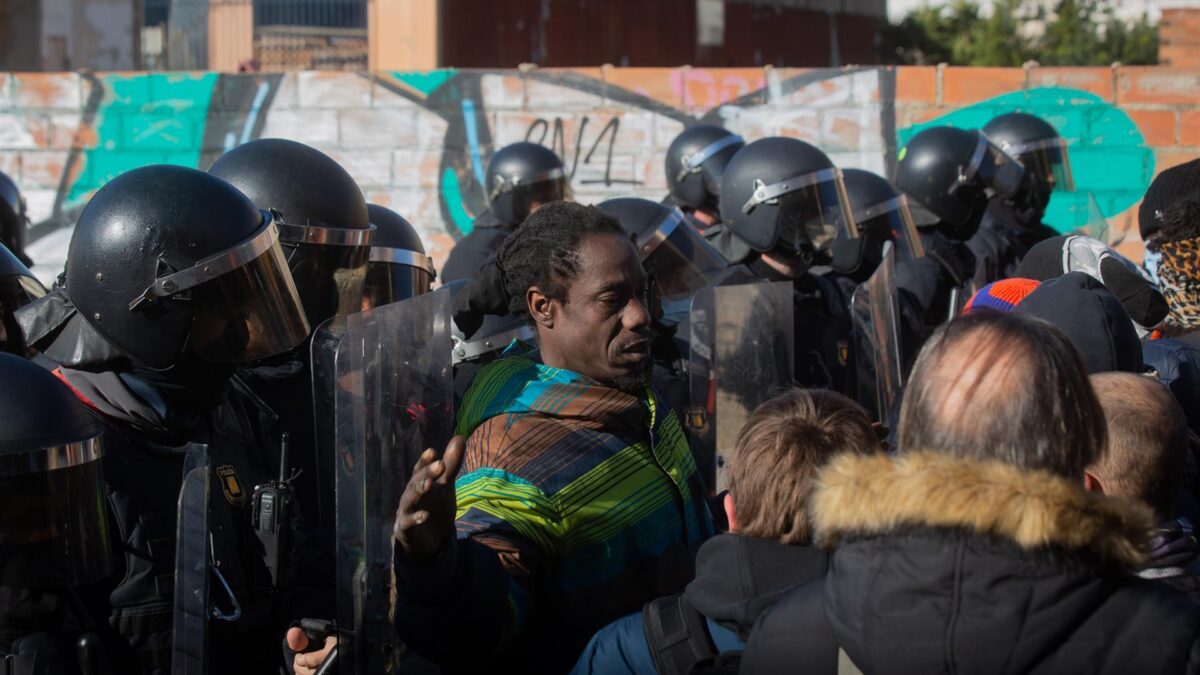 Desalojan una nave en Badalona ocupada por más de 100 inmigrantes