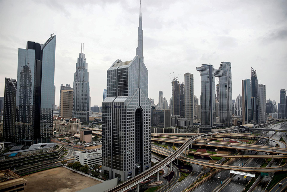 Emiratos prohíbe la salida del país a los ciudadanos no vacunados