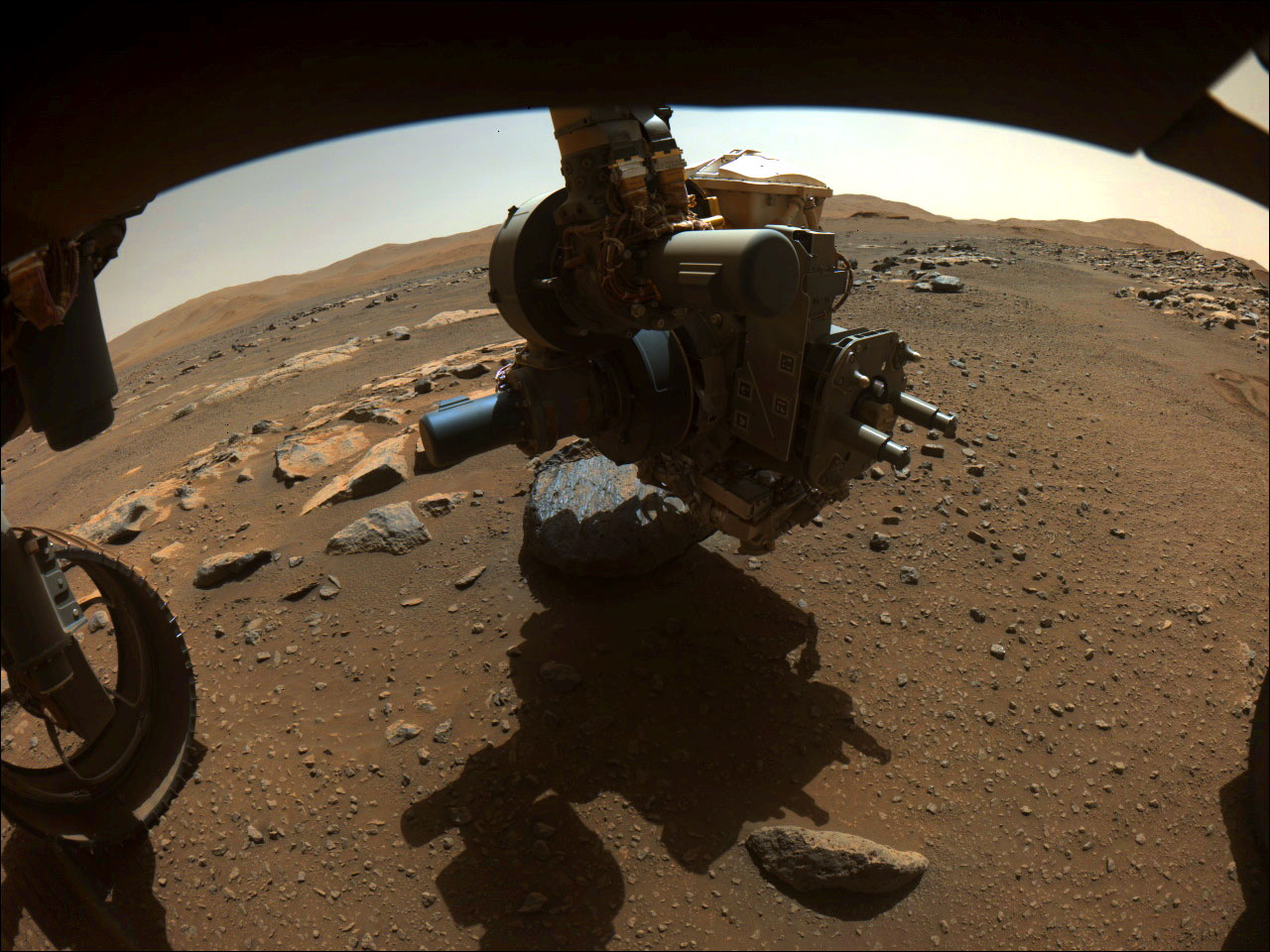 La NASA estudia cómo limpiar unos escombros en el Perseverance de Marte