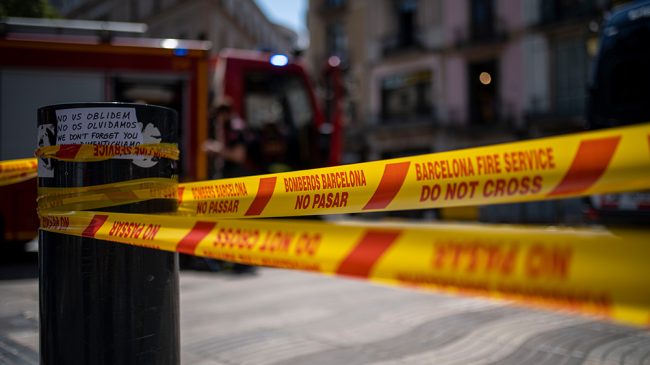 Un hombre se atrinchera en un piso de Barcelona tras disparar a dos personas