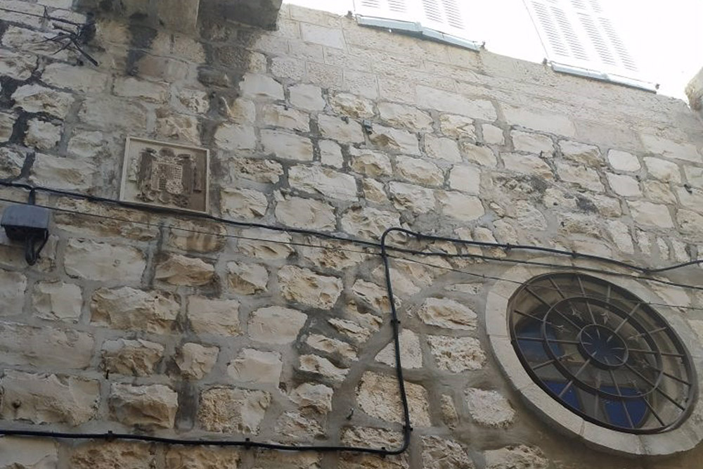 Exteriores inicia los trámites para la retirada de un escudo franquista en el antiguo Consulado en Jerusalén