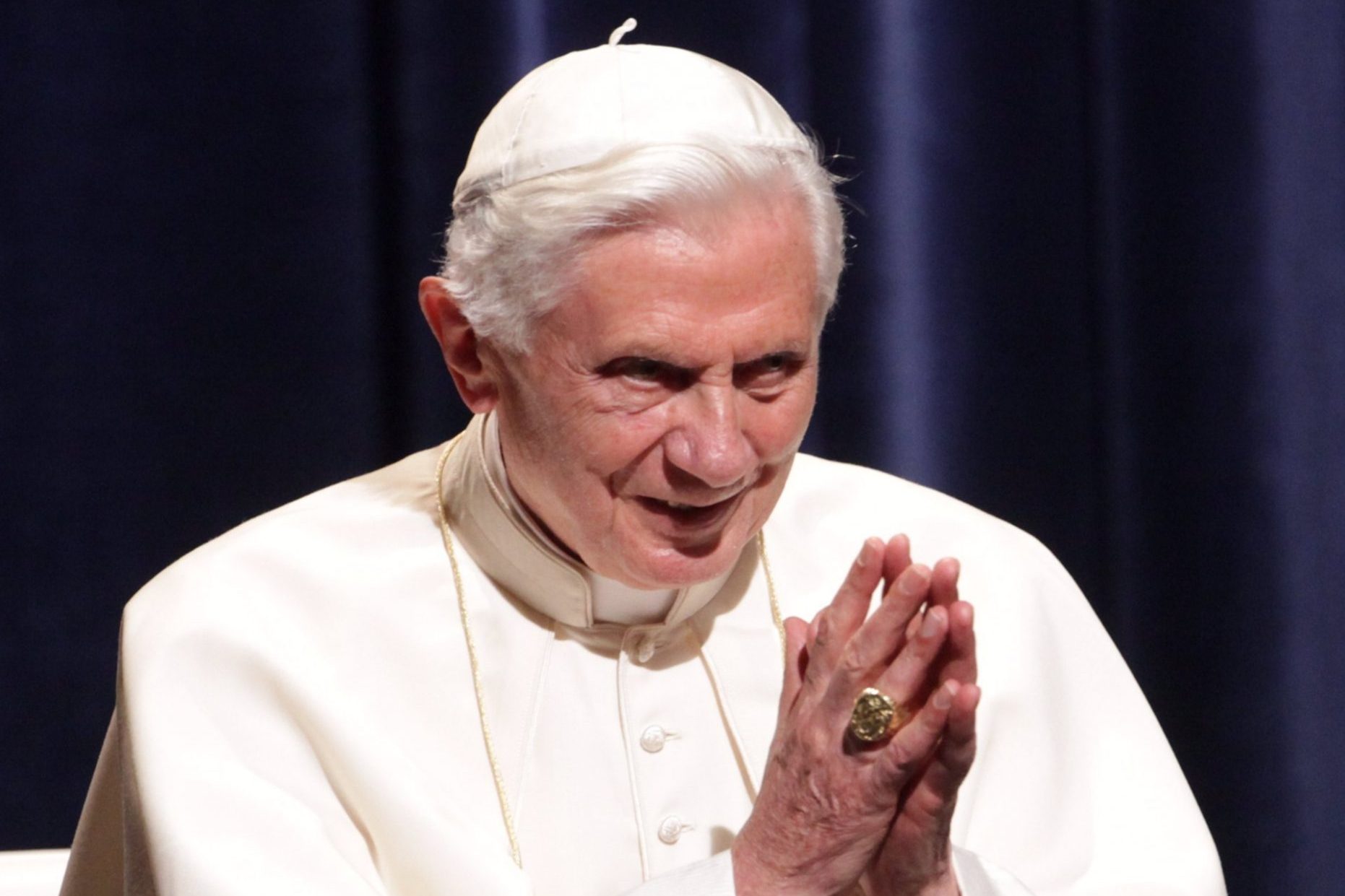 Benedicto XVI expresa «vergüenza» por los abusos tras un informe que le acusa de inacción