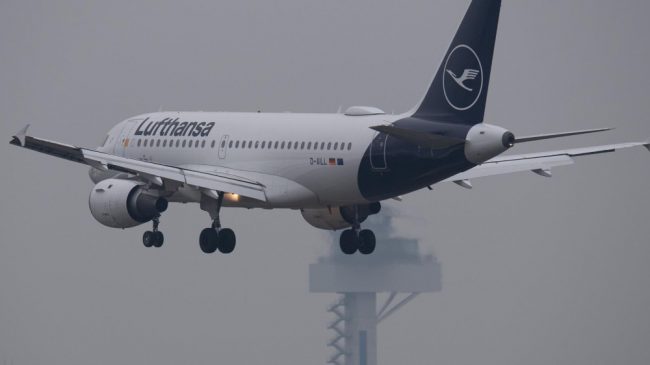 La aerolínea alemana Lufthansa cambia el horario de los vuelos a Kiev por la «tensión política»