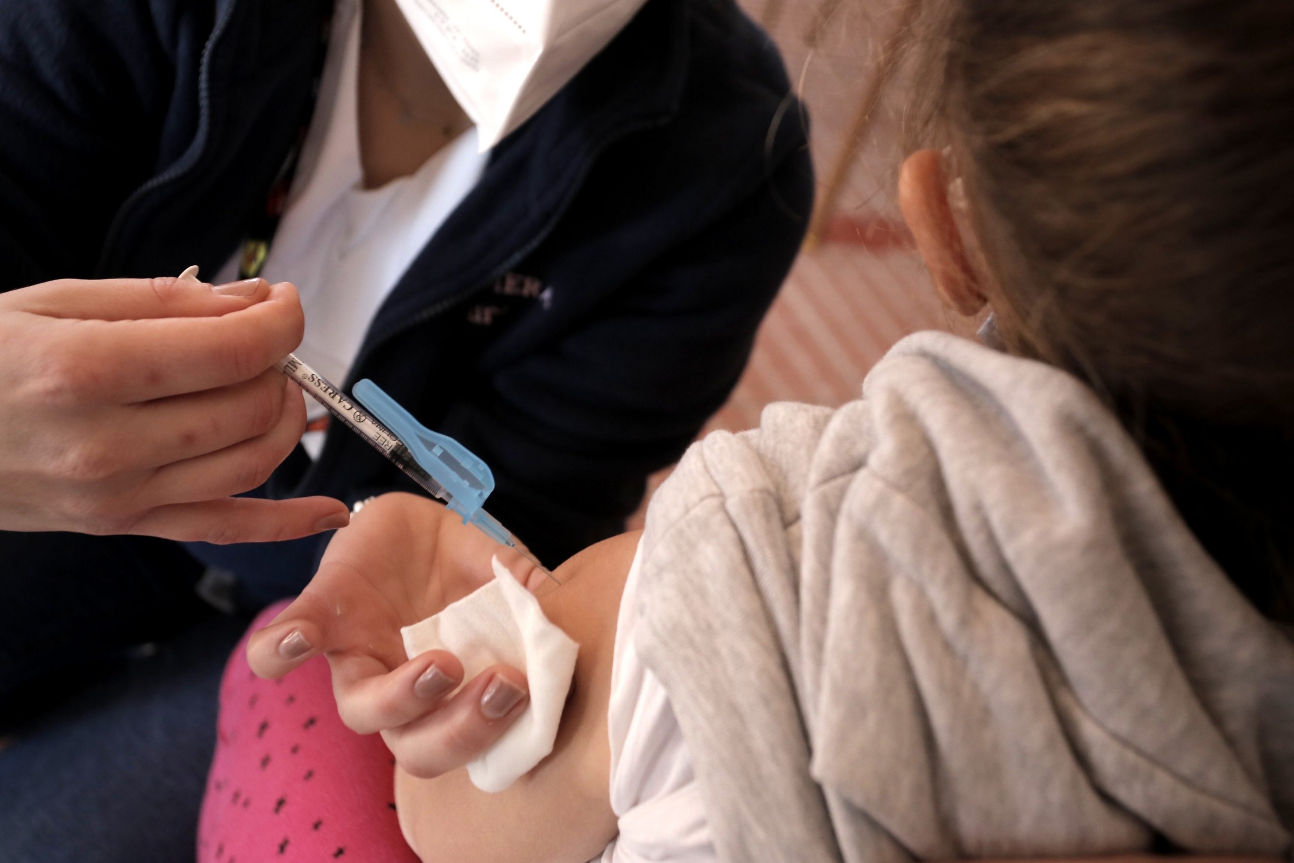 Una jueza avala no vacunar a los niños de covid debido a «la inseguridad científica»