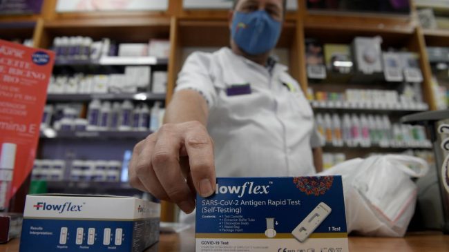 Un problema burocrático impide que las farmacias vendan test fabricados en España
