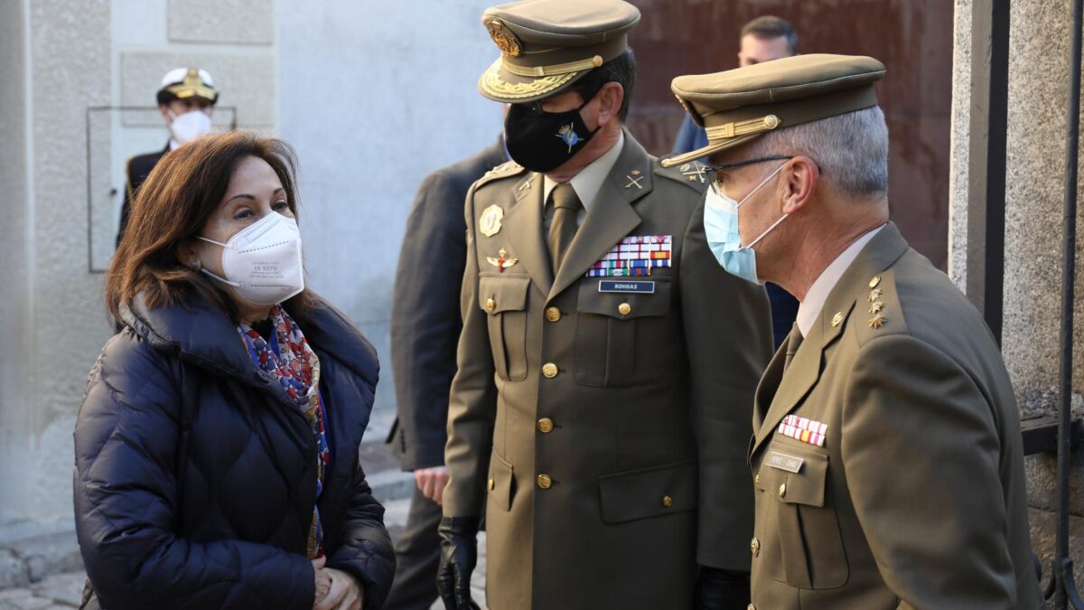 Robles pacta una salida al Ejército de Tierra con el responsable de personal militar en Defensa