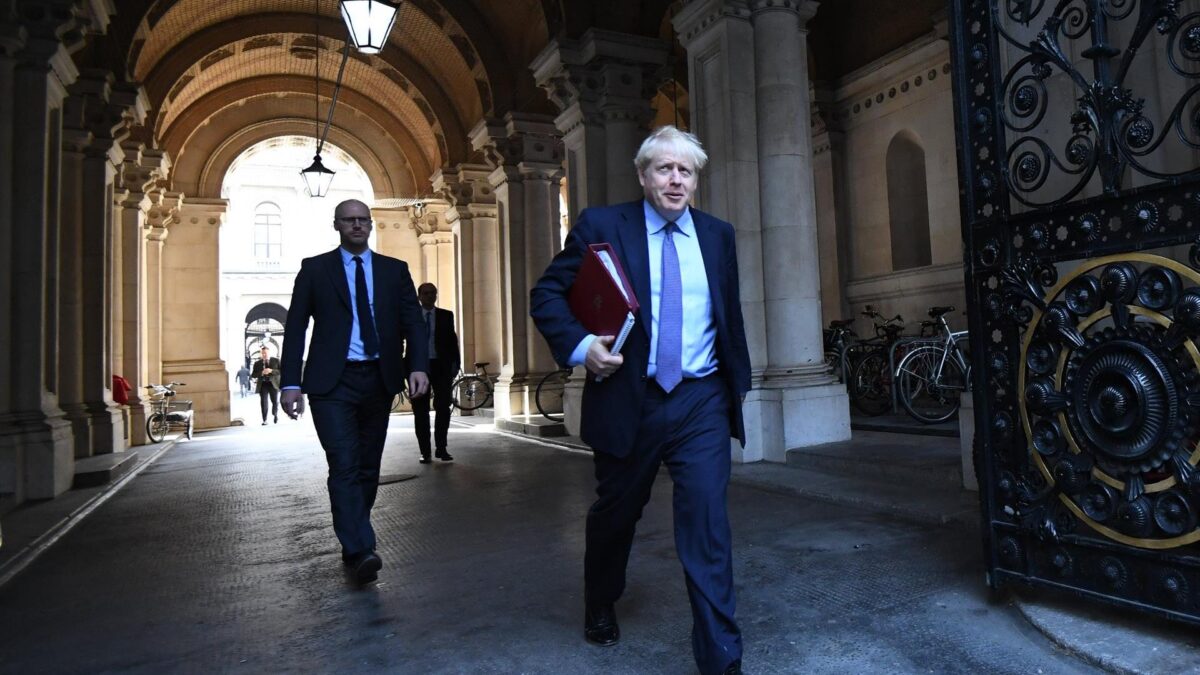 Varios miembros de los conservadores, reunidos para discutir el cese de Johnson