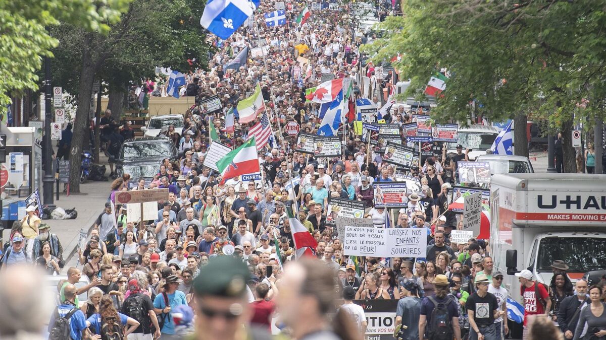 Manifestantes contra la vacunación obligatoria bloquean Ottawa (Canadá) por segundo día consecutivo