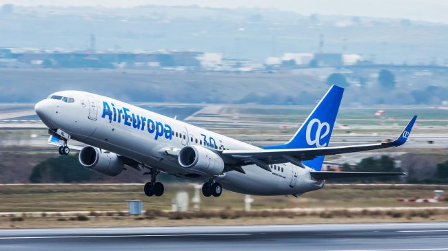 Calviño no descarta que el Estado entre en el capital de Air Europa tras la fallida compra por Iberia