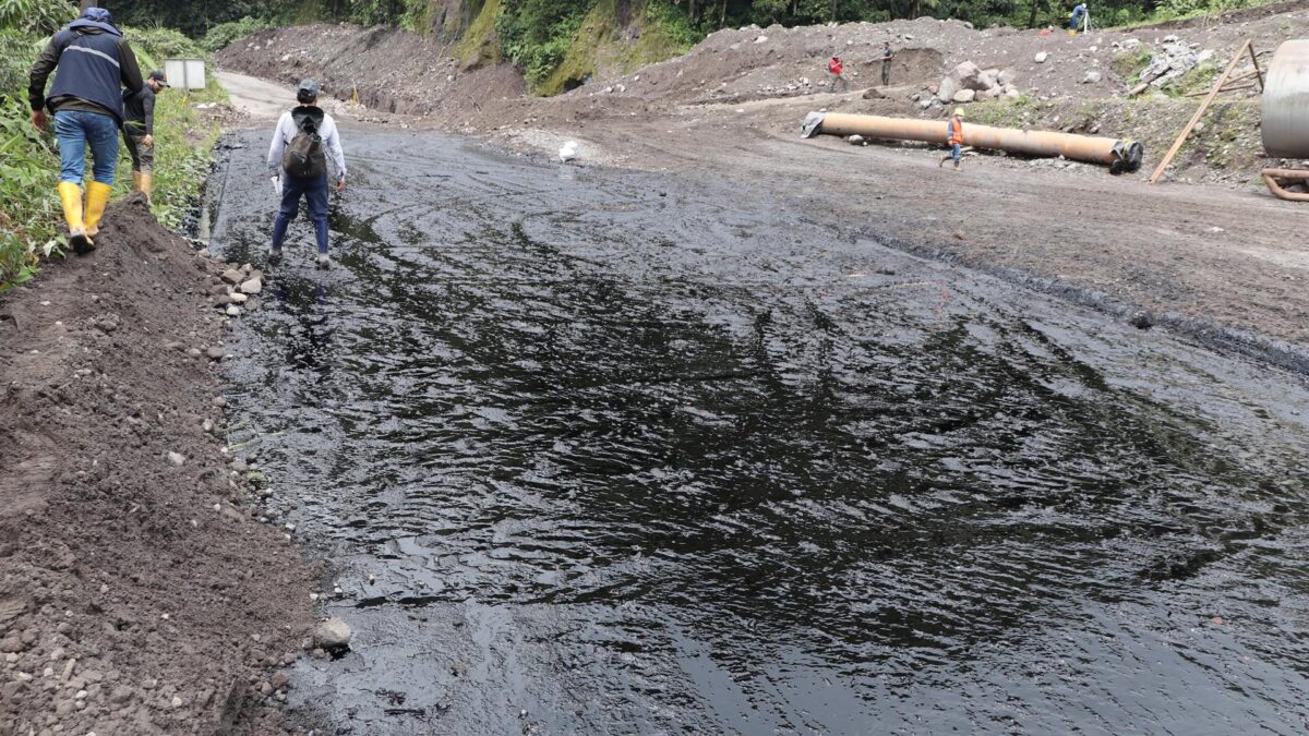 Los pueblos indígenas denuncian la contaminación por petróleo en los ríos de Ecuador