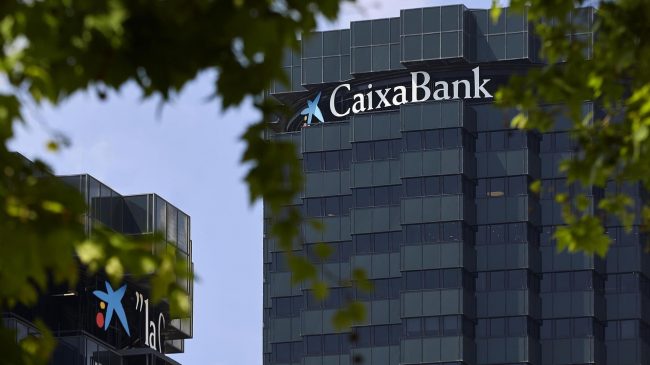 CaixaBank gana 5.226 millones en 2021 tras los impactos por la fusión con Bankia