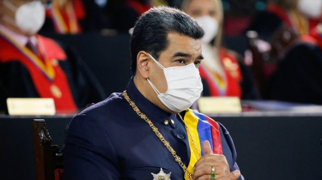 El Consejo Nacional Electoral impide el cese de Maduro tras tumbar las solicitudes de la oposición