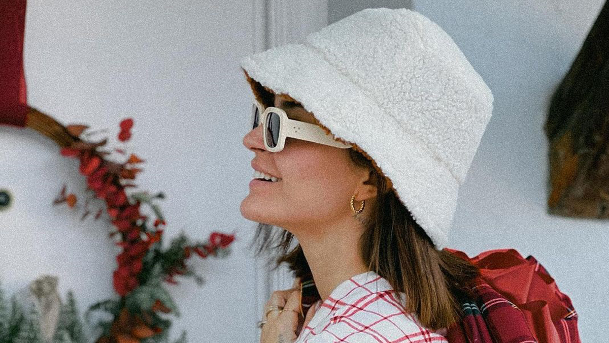 Laura Escanes (@lauraescanes) con bucket hat blanco