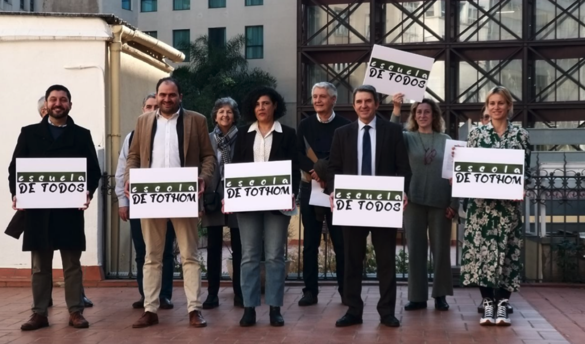 Los defensores del bilingüismo en las aulas se citan en Valencia para apoyar a los profesores