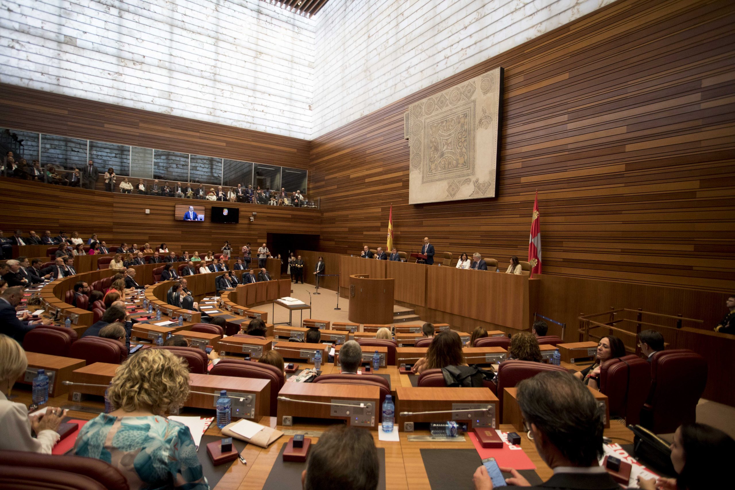 Se suceden las dimisiones por la polémica de los debates en Castilla y León