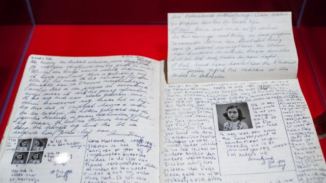 Retiran el libro que señalaba a un notario judío como delator de Ana Frank