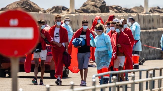 Cientos de marroquíes vuelan a diario a la Península por la avalancha migratoria en Lanzarote