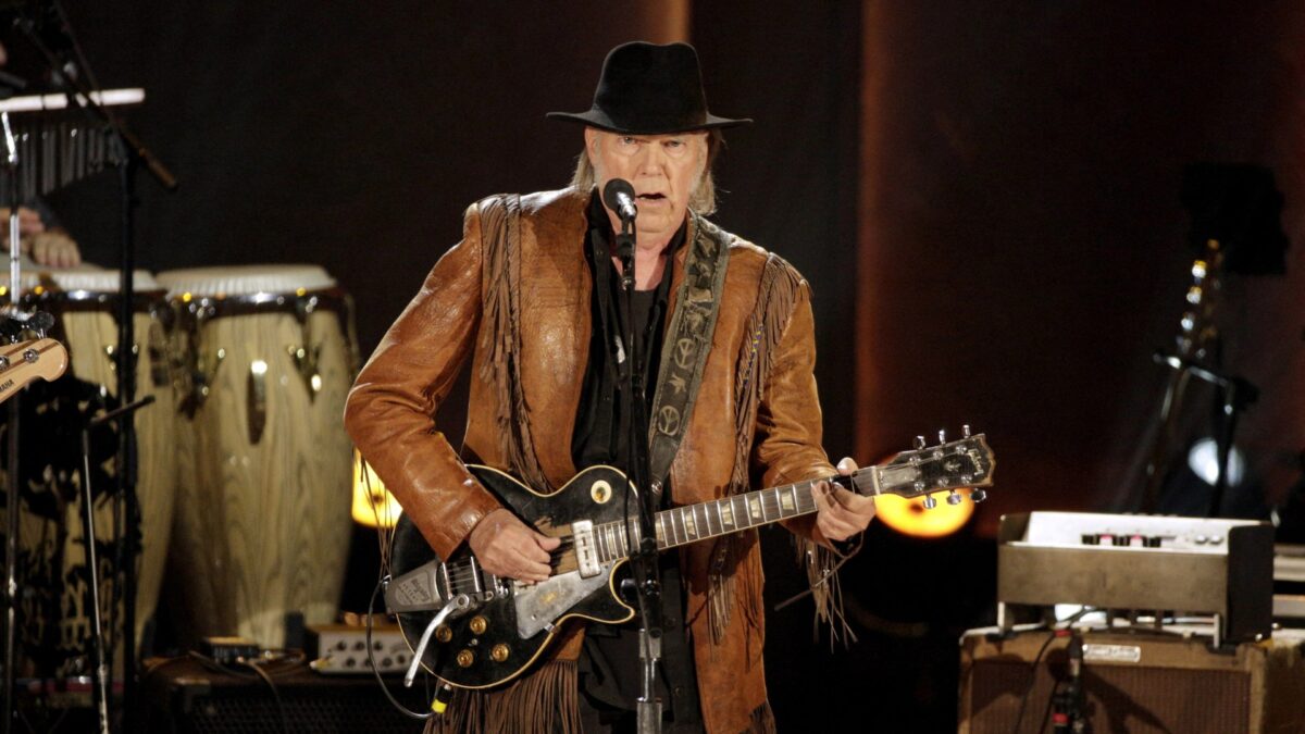 Spotify incluirá un aviso en los podcasts que hablen sobre la covid tras la polémica con Neil Young