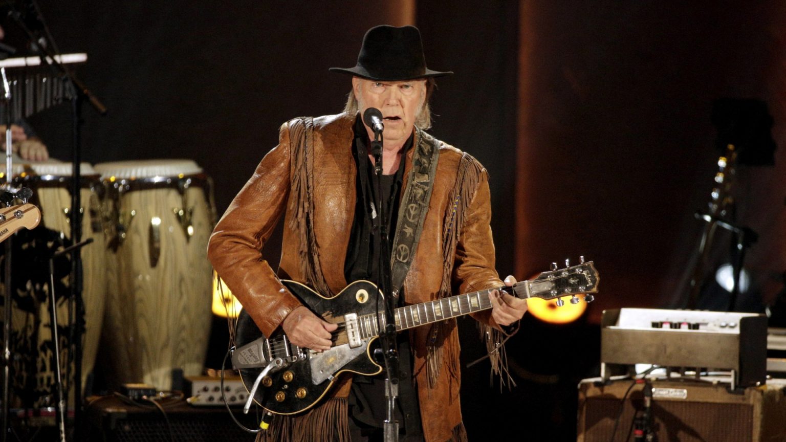 Spotify incluirá un aviso en los podcasts que hablen sobre la covid tras la polémica con Neil Young