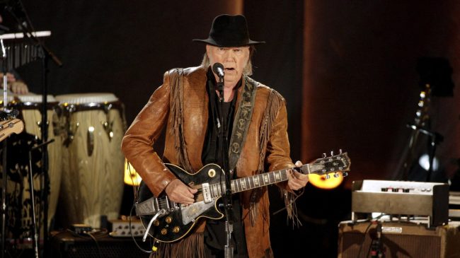Spotify incluirá un aviso en los podcasts que hablen sobre la covid tras la polémica con Neil Young