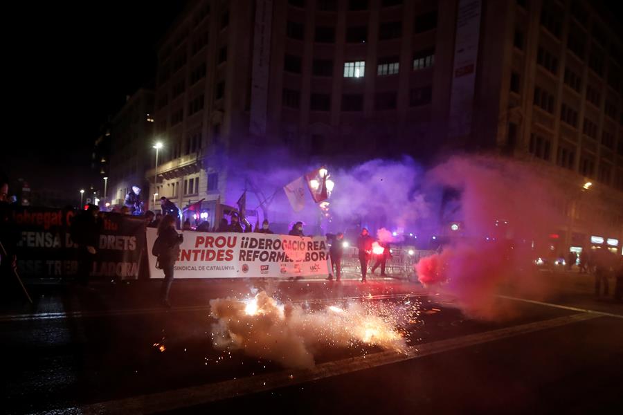 Unas 600 personas se manifiestan en Barcelona contra la reforma laboral que plantea el Gobierno