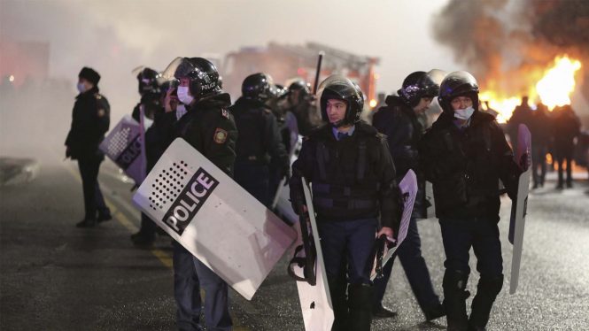 La policía mata a «decenas» de manifestantes en Kazajistán