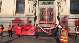 Activistas contra las macrogranjas pintan de rojo la fachada del Ministerio de Agricultura
