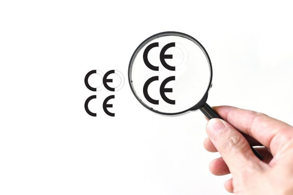 El logo CE de Conformidad Europea y su copia casi idéntica que camufla a China Export